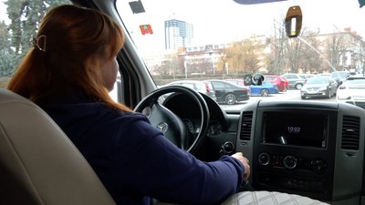 Жінка за кермом фури