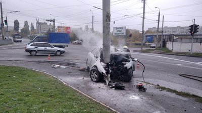 У Дніпрі вогнеборці ліквідували пожежу в легковому автомобілі У Дніпрі вогнеборці ліквідували пожежу в легковому автомобілі