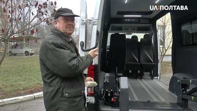 Водій Анатолій Щербань оглядає соціальне таксі Водій Анатолій Щербань оглядає соціальне таксі