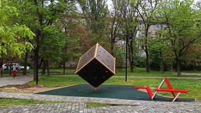 У Миколаєві встановили куб для скелелазіння