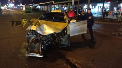 У Харкові легковик зніс стовб — він впав на автобус У Харкові легковик зніс стовб — він впав на автобус