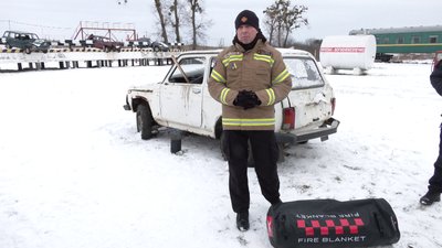 Британський волонтер передав рівненським рятувальникам протипожежну ковдру Британський волонтер передав рівненським рятувальникам протипожежну ковдру