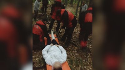 Прикарпатські рятувальники допомогли туристці з Київщини, яка травмувала ногу в Карпатах