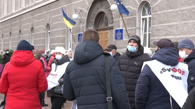 Протест під облдержадміністрацією: підприємці хочуть працювати у вихідні дні