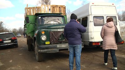 На Житомирщині жителі одного з сіл стережуть сміттєзвалище, куди звозять сміття з інших регіонів На Житомирщині жителі одного з сіл стережуть сміттєзвалище, куди звозять сміття з інших регіонів