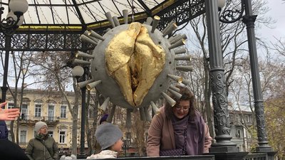 В Одесі представили скульптуру, яка символізує домашнє насильство під час пандемії