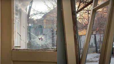 Лягали на землю, коли в кількох метрах прилітав снаряд, — мешканка Маріуполя розповіла про евакуацію Лягали на землю, коли в кількох метрах прилітав снаряд, — мешканка Маріуполя розповіла про евакуацію