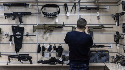Працівник за прилавком магазину тактичного спорядження у Києві, 23 лютого 2022 року