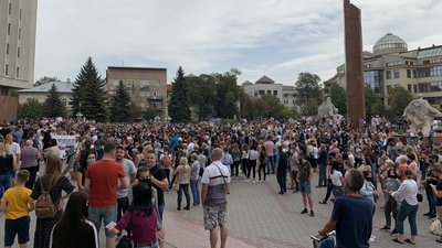 В Івано-Франківську містяни протестують проти карантинних обмежень червоної зони В Івано-Франківську містяни протестують проти карантинних обмежень червоної зони