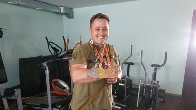 Полтавська чемпіонка світу з армспорту Лілія Занько тренує військових