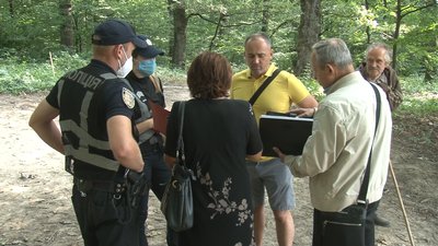Не можуть пройти лісом, аби набрати воду: в Ужгороді викликали поліцейських через приватизацію землі