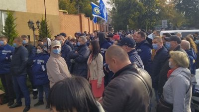 У Миколаєві під апеляційним судом відбуваються дві акції протесту У Миколаєві під апеляційним судом відбуваються дві акції протесту