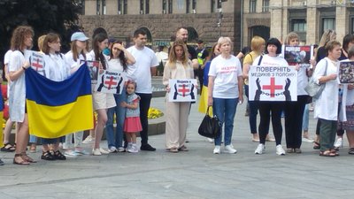 Звільнити медиків з полону РФ: херсонці взяли участь у мирній акції в столиці Звільнити медиків з полону РФ: херсонці взяли участь у мирній акції в столиці