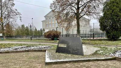 У місті на Волині декомунізували пам'ятний знак. На черзі – радянські "зірки" У місті на Волині декомунізували пам'ятний знак. На черзі – радянські "зірки"