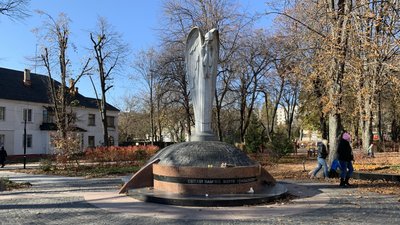 У Житомирі завершили реконструкцію скверу біля пам'ятника жертвам голодомору 1932-33 років У Житомирі завершили реконструкцію скверу біля пам'ятника жертвам голодомору 1932-33 років