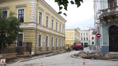 На вулиці Банковій у Чернівцях облаштовують антикишені: що це і навіщо це потрібно На вулиці Банковій у Чернівцях облаштовують антикишені: що це і навіщо це потрібно
