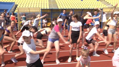 У Житомирі більше 150 спортсменів взяли участь у руханці У Житомирі більше 150 спортсменів взяли участь у руханці