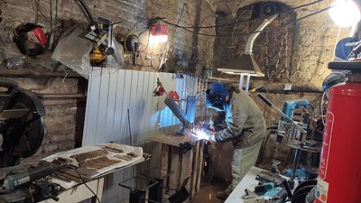 Тернополянин виготовляє металеві печі для військових Тернополянин виготовляє металеві печі для військових