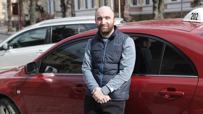 Тернопільський таксист прикрашає авто до кожного свята