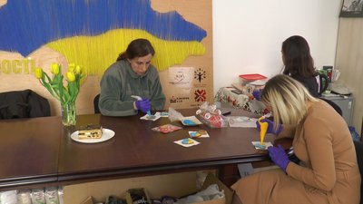 В Івано-Франківську дружини воїнів готують і продають випічку, щоб допомогти ЗСУ В Івано-Франківську дружини воїнів готують і продають випічку, щоб допомогти ЗСУ