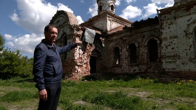 Архітектор-реставратор Сергій Юрченко біля зруйнованої Вознесенської церкви в Лукашівці Архітектор-реставратор Сергій Юрченко біля зруйнованої Вознесенської церкви в Лукашівці