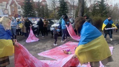 У Тернополі до храму московського патріархату принесли "закривавлені" іграшки