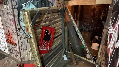 Поліція ввірвалась у заклади Нижньоюрківської у Києві Поліція ввірвалась у заклади Нижньоюрківської у Києві