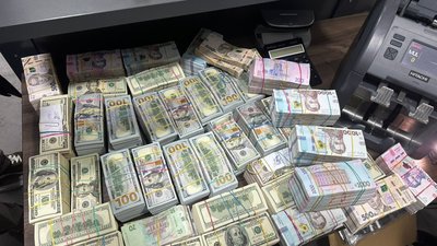 Готівку, яку вилучили під час обшуків