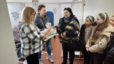 На Закарпатті плетуть маскувальні сітки "Сєвєродонецькі павучки" та діти зі Сторожниці
