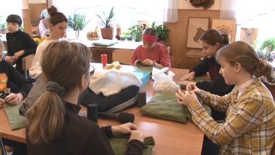 Черкаські школярі збирали корм та шили лежаки для безпритульних тварин Черкаські школярі збирали корм та шили лежаки для безпритульних тварин