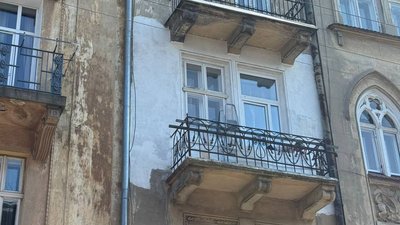 Пофарбований фасад будівлі на Пекарській