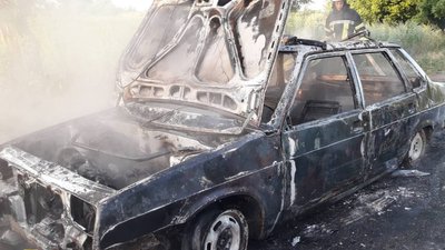 На Дніпропетровщині згоріло дві автівки