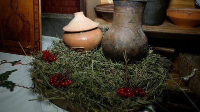 Плетуть маскувальні та співають колядки: як у Вишеньках на Чернігівщині готуються до Святвечора Плетуть маскувальні та співають колядки: як у Вишеньках на Чернігівщині готуються до Святвечора