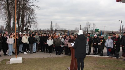 Вшанувати пам'ять військових з Хмельниччини під час відкриття меморіальних дошок прийшли рідні, друзі й місцеві жителі Вшанувати пам'ять військових з Хмельниччини під час відкриття меморіальних дошок прийшли рідні, друзі й місцеві жителі
