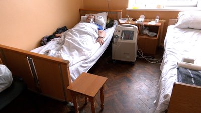 "Зараз стан пацієнтів — важчий". Репортаж із фтизіопульмонологічного центру у Франківську