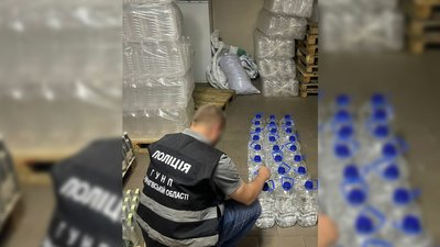 Поліцейські вилучають фальсифікований алкоголь у Прилуках Поліцейські вилучають фальсифікований алкоголь у Прилуках