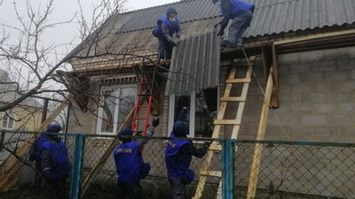 Харківські рятувальники допомогли відновити житло у Мар'їнці
