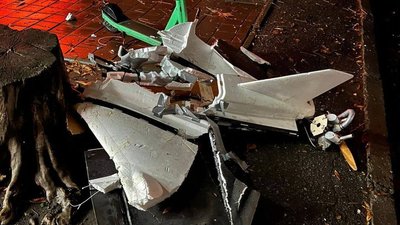 Уламки збитого російського безпілотника в Одесі. 9 листопада 2025 року