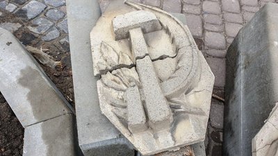 Декомунізація у Кропивницькому. З будівлі бізнес-центру зняли серпи та молоти Декомунізація у Кропивницькому. З будівлі бізнес-центру зняли серпи та молоти
