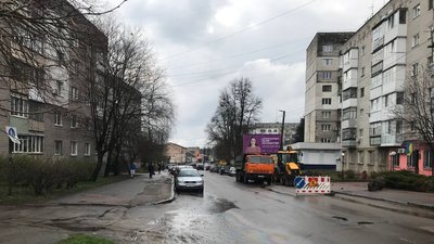 Два каналізаційні колектори через сильні зливи та зсув грунту провалилися у Житомирі