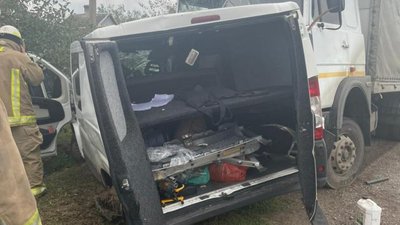 На Одещині мікроавтобус зіткнувся з фурою: травмувалися 4 дорослих та 6-річна дитина На Одещині мікроавтобус зіткнувся з фурою: травмувалися 4 дорослих та 6-річна дитина