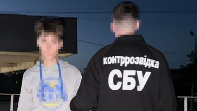 Співробітник контррозвідки СБУ та затриманий 16-річний житель Чернівців, якого підозрюют