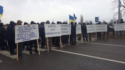 На трасі Одеса – Рені рибалки мітингували проти супутникової системи спостереження На трасі Одеса – Рені рибалки мітингували проти супутникової системи спостереження