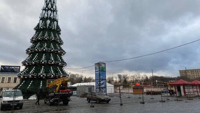На майдані Свободи у Харкові розбирають новорічні інсталяції та ярмарок На майдані Свободи у Харкові розбирають новорічні інсталяції та ярмарок