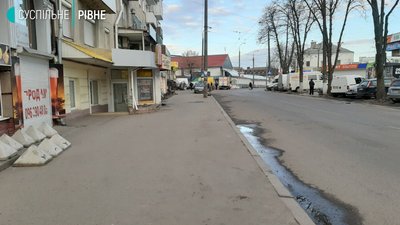 Поліція не дає розгорнутись торговцям біля ринку у Рівному Поліція не дає розгорнутись торговцям біля ринку у Рівному