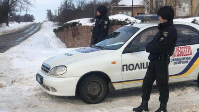 На Житомирщині звільняли заручників – таке завдання виконували поліцейські під час тактичних навчань На Житомирщині звільняли заручників – таке завдання виконували поліцейські під час тактичних навчань