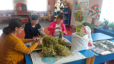 Працівниці дитсадка в Петрівській громаді готують сировину для липового чаю / липень 2022 року Працівниці дитсадка в Петрівській громаді готують сировину для липового чаю / липень 2022 року