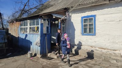 Прабабуся і мама водночас: жителька Житомирщини Лариса Гарбовська у сімдесят чотири роки сама виховує двох правнуків Прабабуся і мама водночас: жителька Житомирщини Лариса Гарбовська у сімдесят чотири роки сама виховує двох правнуків