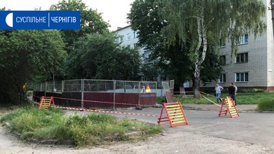У Чернігові в мікрорайоні Шерстянка провалився каналізаційний колектор У Чернігові в мікрорайоні Шерстянка провалився каналізаційний колектор