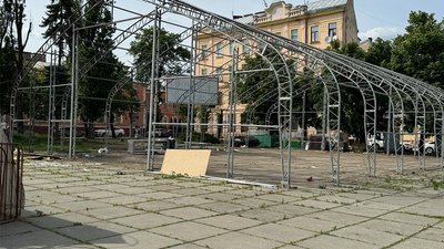 Конструкції наметів благодійної організації Remar S.O.S на Соборній площі у Чернівцях